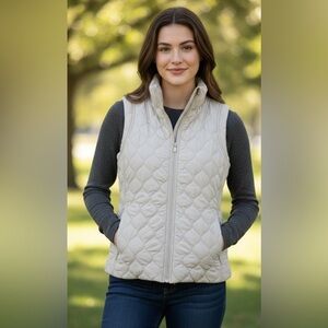 Kirkland Signature Women's Quilted Cream Active Vest in Large